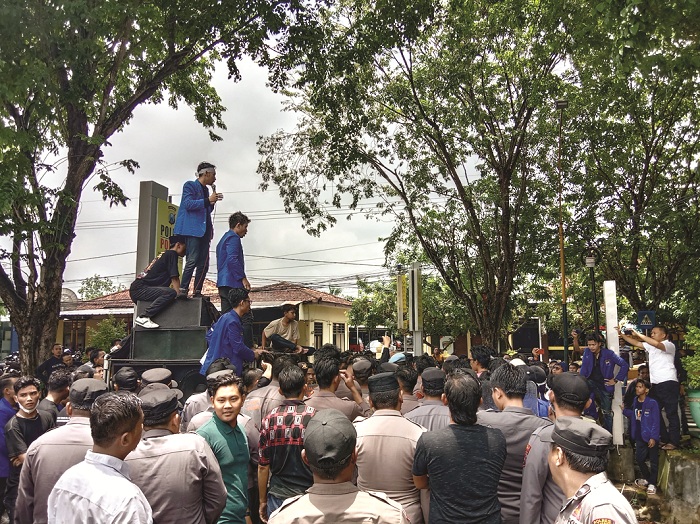 UNJUK RASA: Ratusan aktivis menggelar aksi di depan Mapolres Sumenep Senin (4/3). (MOH. JUNAIDI/JPRM)