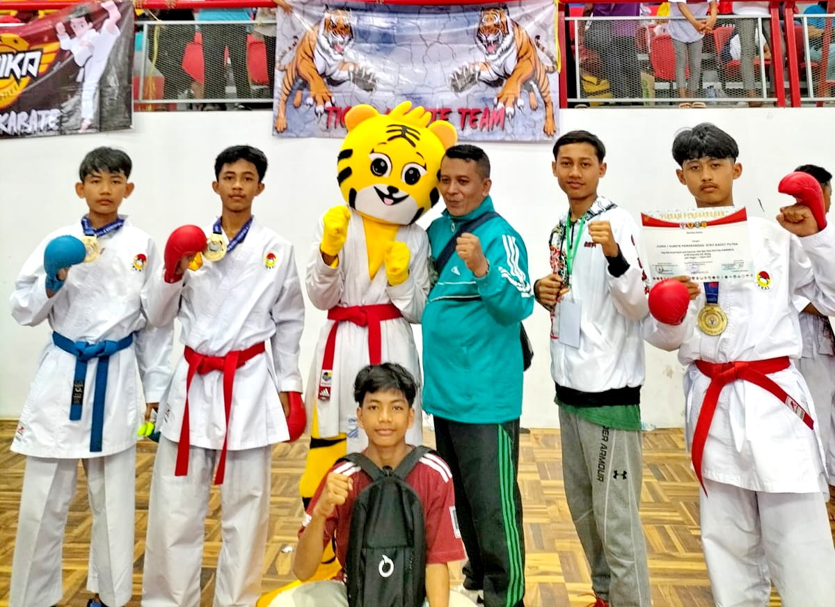 BERPRESTASI: Atlet Karate Bina Satria Pamekasan menerima medali di Kejuaraan Jatim Open Piala Kemenpora, Minggu (3/3). (BINA SATRIA UNTUK JPRM)