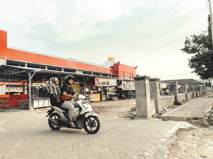 SEPI: Pengendara sepeda motor keluar dari Pasar Lenteng Senin (4/3). (MOH. JUNAIDI/JPRM)