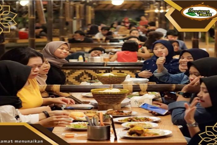 Para Pengunjung di Kampung Kecil Sidoarjo sedang menikmati makanan.