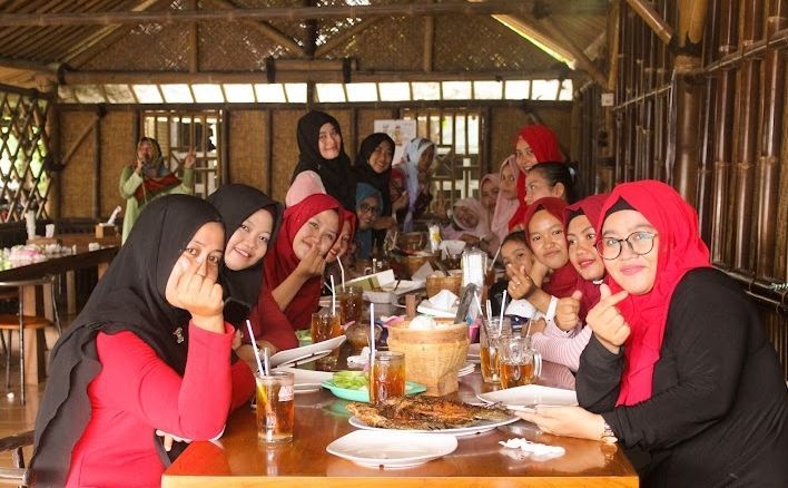 Para pengunjung sedang berswafoto sebelum menyantap makanan di Warung Bambu Dahsyat Bojonegoro