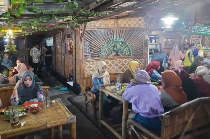 Para pelanggan sedang menyantap makanannya di Warung Bambu Dahsyat Bojonegoro