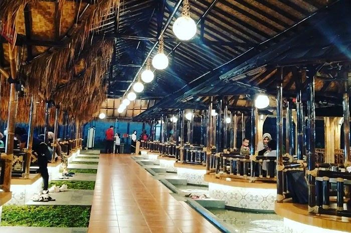 Suasana di Wisata Kuliner Kampung Kecil Sidoarjo