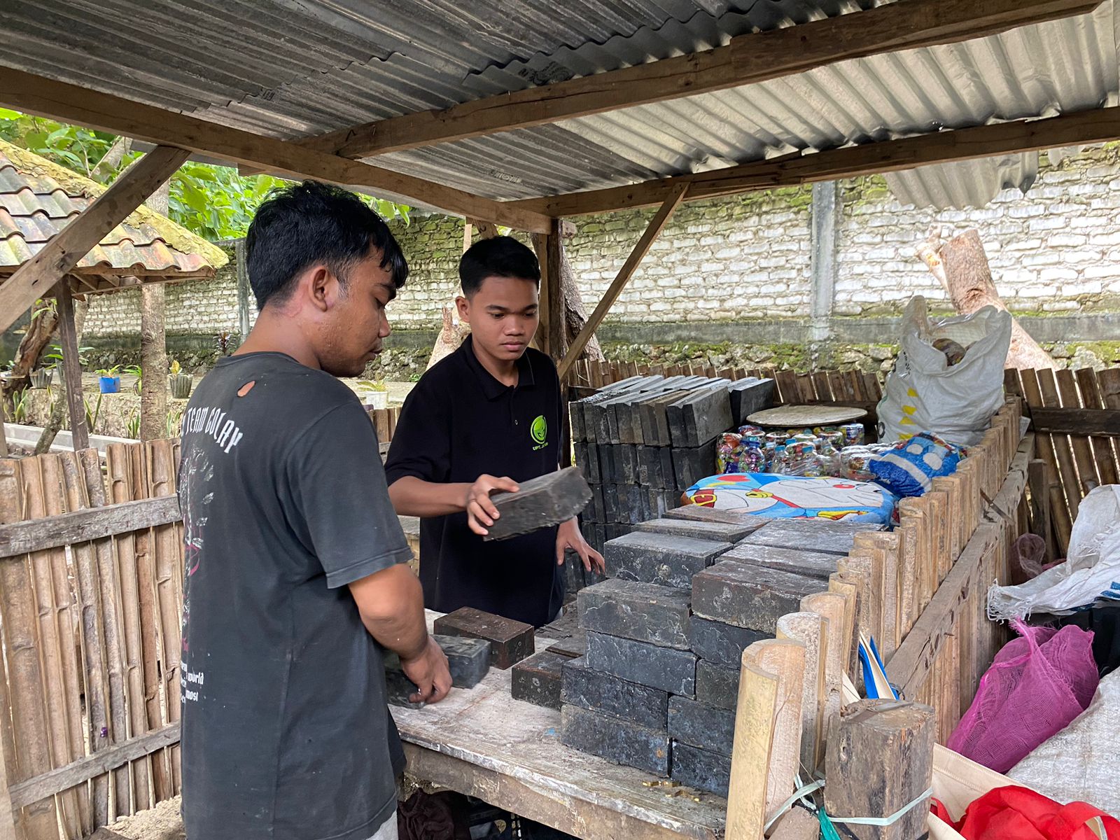 KREATIF: Santri Ponpes Annuqayah Lubangsa Guluk-Guluk, Sumenep, menunjukkan paving dari produk olah sampah, Senin (4/3). (MOH. JUNAIDI/JPRM)
