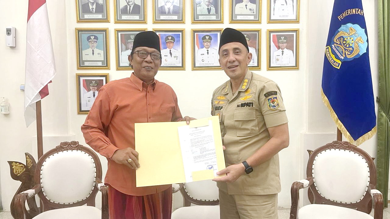 MENDAPAT AMANAH: Pj Bupati Bangkalan Arief M. Edie menyerahkan SK kepada Plt Inspektur Inspektorat di Pendopo Agung, Senin (4/3) malam. (FATHORRAHMAN/JPRM)