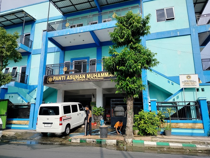 PEDULI: Dua remaja mencuci mobil di halaman Panti Asuhan Muhammadiyah, Jalan Bahagia, Kelurahan Bugih, Pamekasan, Rabu (6/3). (LAILIYATUN NURIYAH/JPRM)