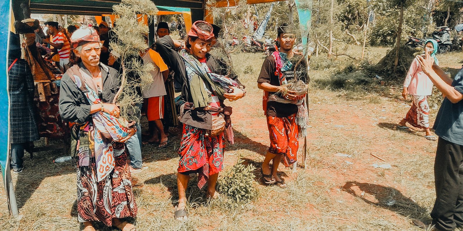 LESTARI: Penampilan tari kolosal sintong 100 siswa pada Festival Pesisir 2 di Pulau Gili Iyang, Selasa (19/12/2023). (DKS UNTUK JPRM)