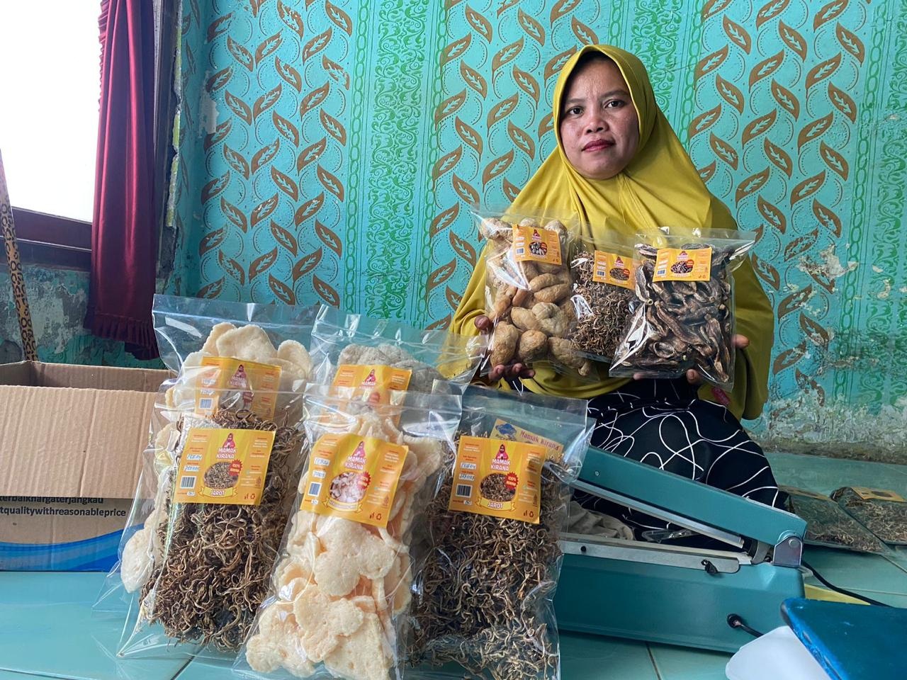 PRODUKTIF: Pelaku usaha perikanan menunjukkan produk olahannya di Desa Junganyar, Kecamatan Socah, Selasa (2/1). (AYU LATIFAH/JPRM)