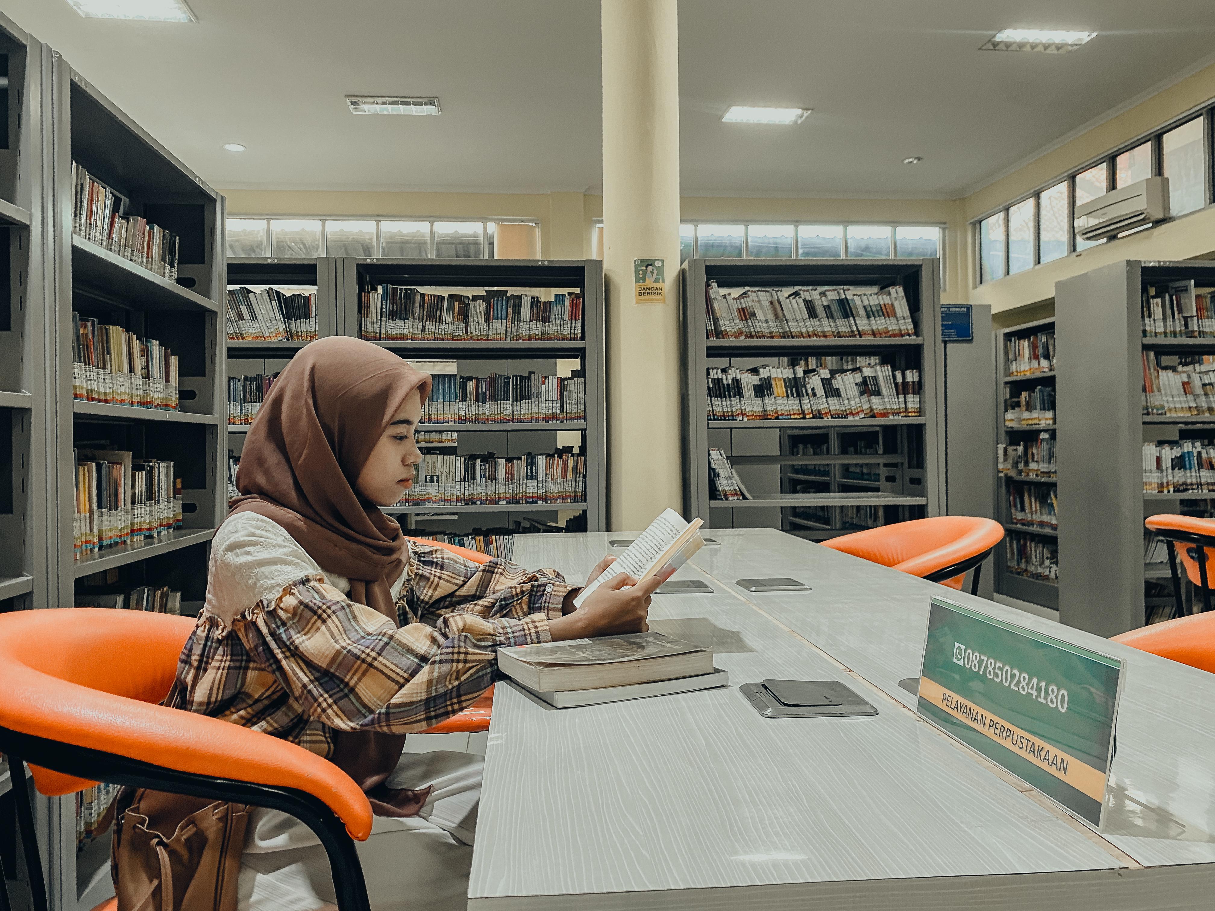 MEMBACA: Mahasiswa sedang membaca buku di ruang Perpusda Sumenep, Rabu (6/3). (MOH. JUNAIDI/JPRM)