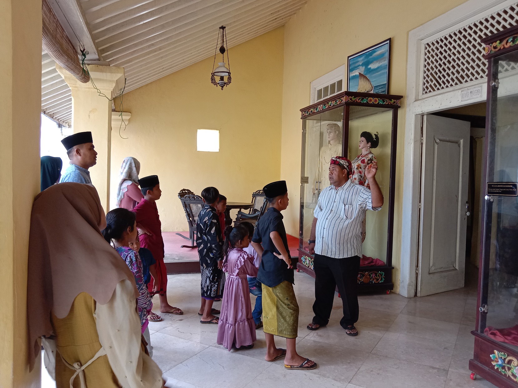HARGA TIKET WISATA NAIK: Wisatawan berlibur di Museum Keraton Sumenep pada Januari lalu. (MOH IQBAL/JPRM)