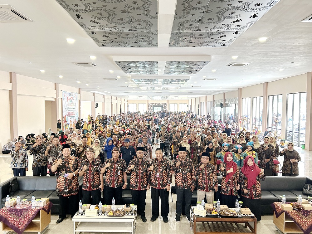 SEMARAK: Pejabat Dispendik Bangkalan, dewan pendidikan, guru, wali murid, dan peserta berfoto bersama saat pembukaan FLS2N tingkat kabupaten.