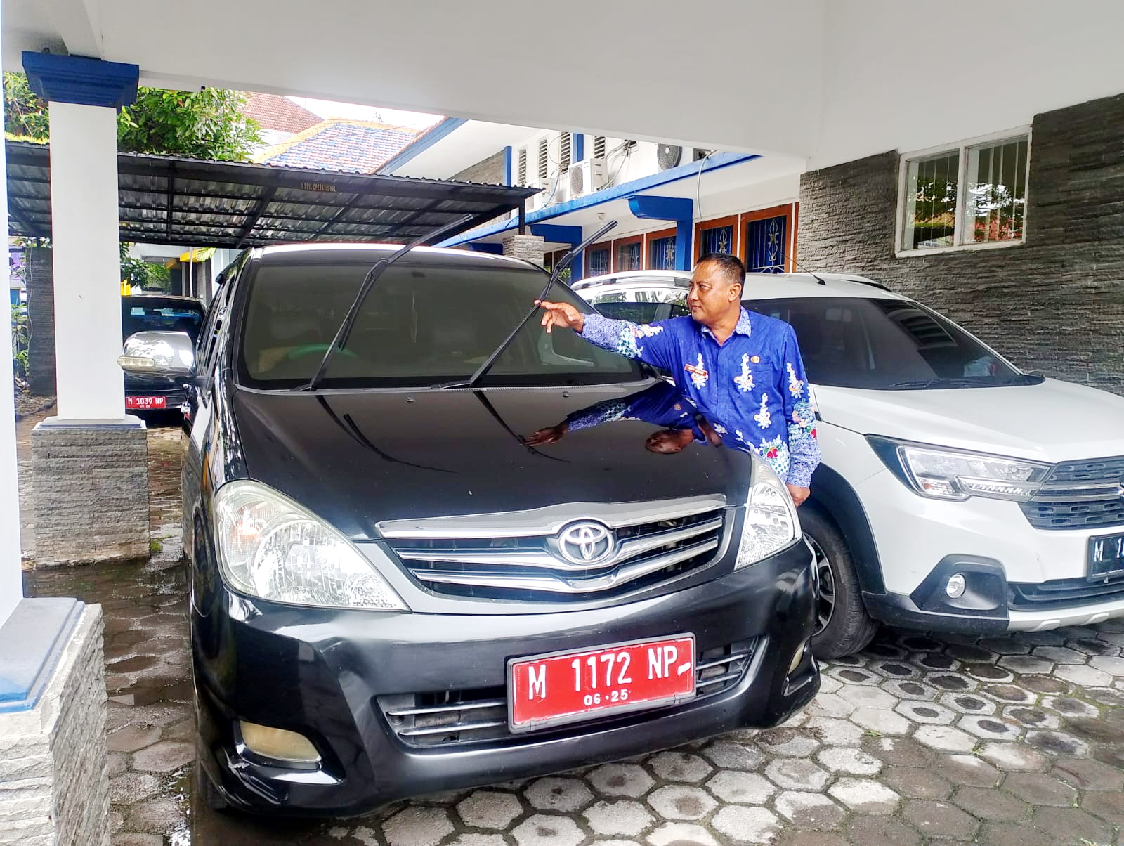 MUBAZIR: Pegawai bappelitbangda mengecek kendaraan dinas yang rusak terparkir di halaman kantornya, Kamis (7/3). (UBAIDILLAHIR RA&rsquo;IE/JPRM)
