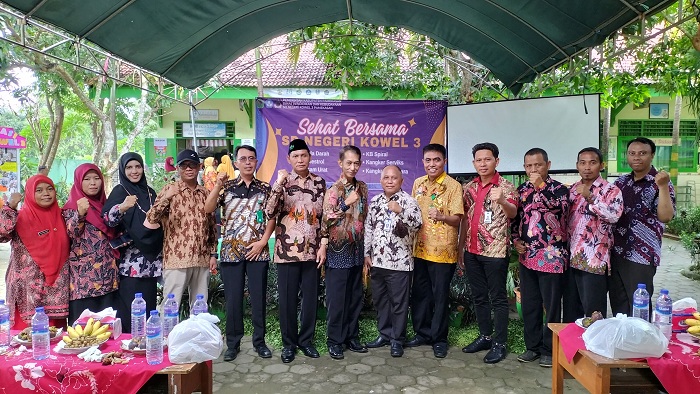 PROGRES: Kepala SDN Kowel 3 Mohammad Bahar berfoto bersama Kepala Puskesmas Kowel Ary Yanuar dan Kabid Tendik Dispendikbud Pamekasan Fadlillah beserta para undangan di halaman sekolah.