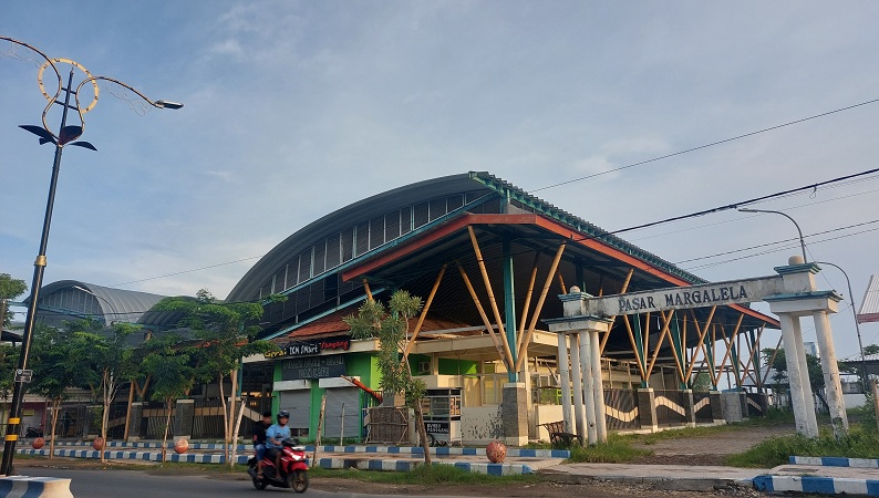 BELUM AKTIF: Pengendara melintas di depan Pasar Margalela yang belum beroperasi di Jalan Syamsul Arifin, Kota Sampang, Kamis (7/3). (JUNAIDI PONDIYANTO/JPRM)