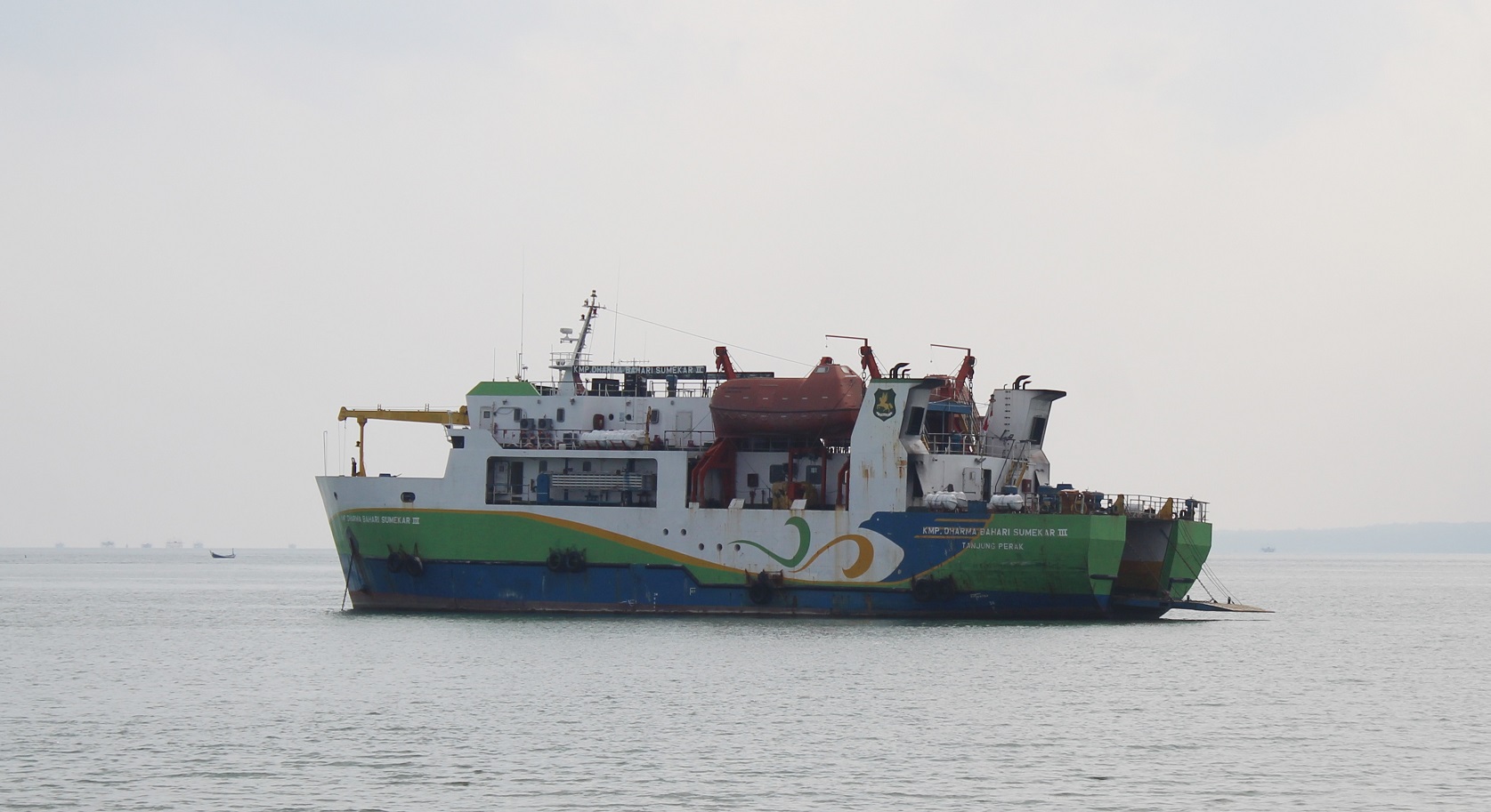 TURUN JANGKAR: Kapal Motor Penumpang Dharma Bahari Sumekar III milik PT Sumekar Line berada di perairan Kecamatan Kalianget, Rabu (10/1). (MOH. IQBAL/JPRM)