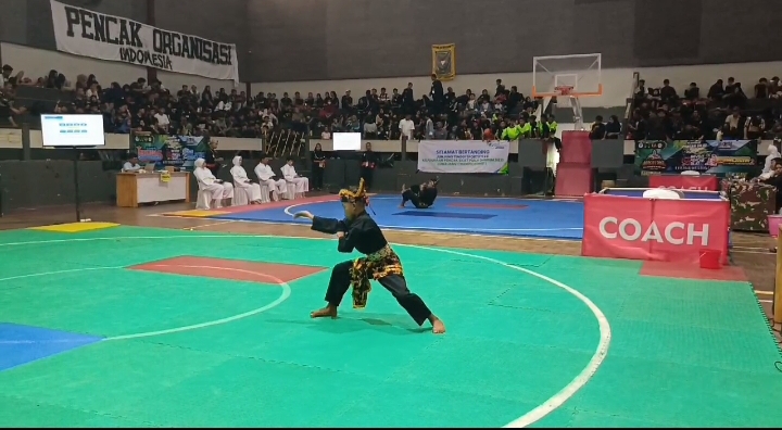 BERPRESTASI: Atlet Perguruan Bambu Kuning Nazriel Putra Ramadhan tampil di Lumajang, Jumat (8/3). (ARIP SUSANTO UNTUK JPRM)