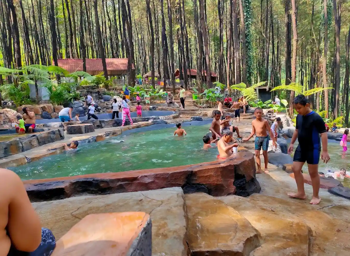 Klurak Eco Park Pacet Mojokerto selalu ramai dikunjungi wisatawan.