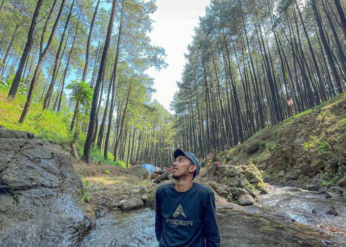 Salah satu pengunjung sedang menikmati keindahan alam Klurak Eco Park Mojokerto