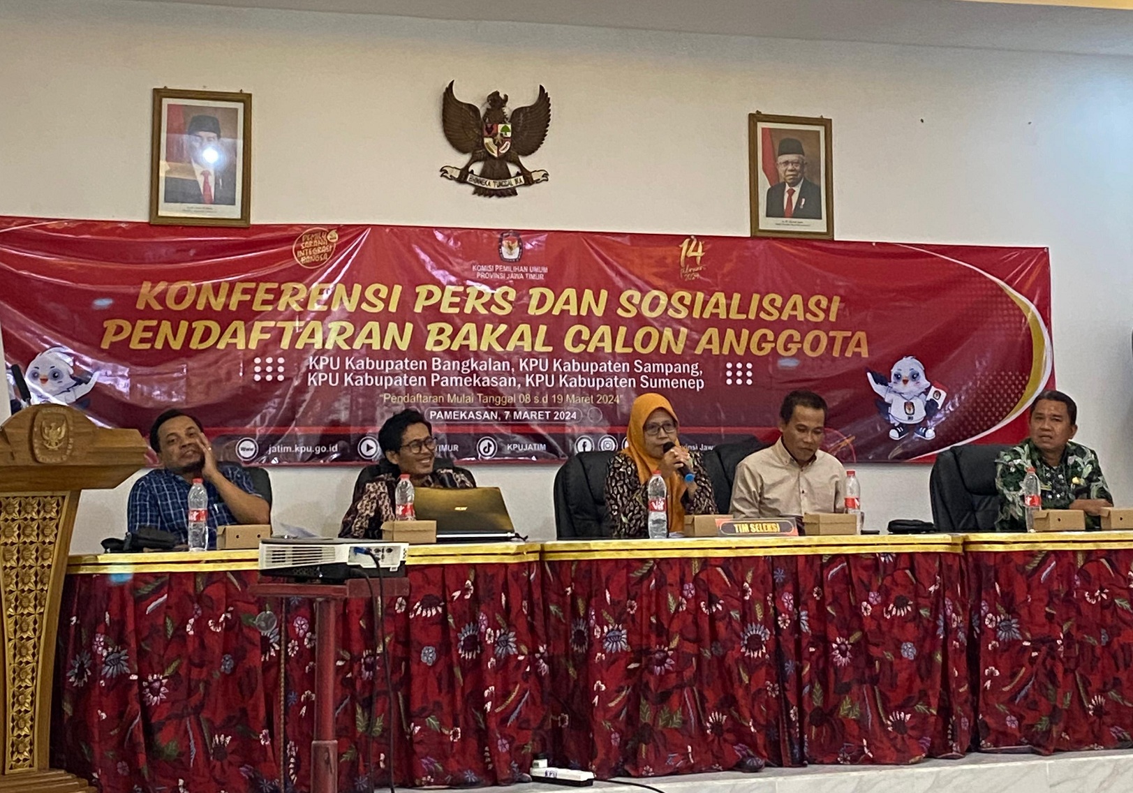 PENDAFTARAN CALON ANGGOTA: Timsel KPU Jawa Timur I menggelar konferensi pers di kantor KPU Pamekasan Kamis (7/3). (MOH. IQBAL AFGANI/JPRM)