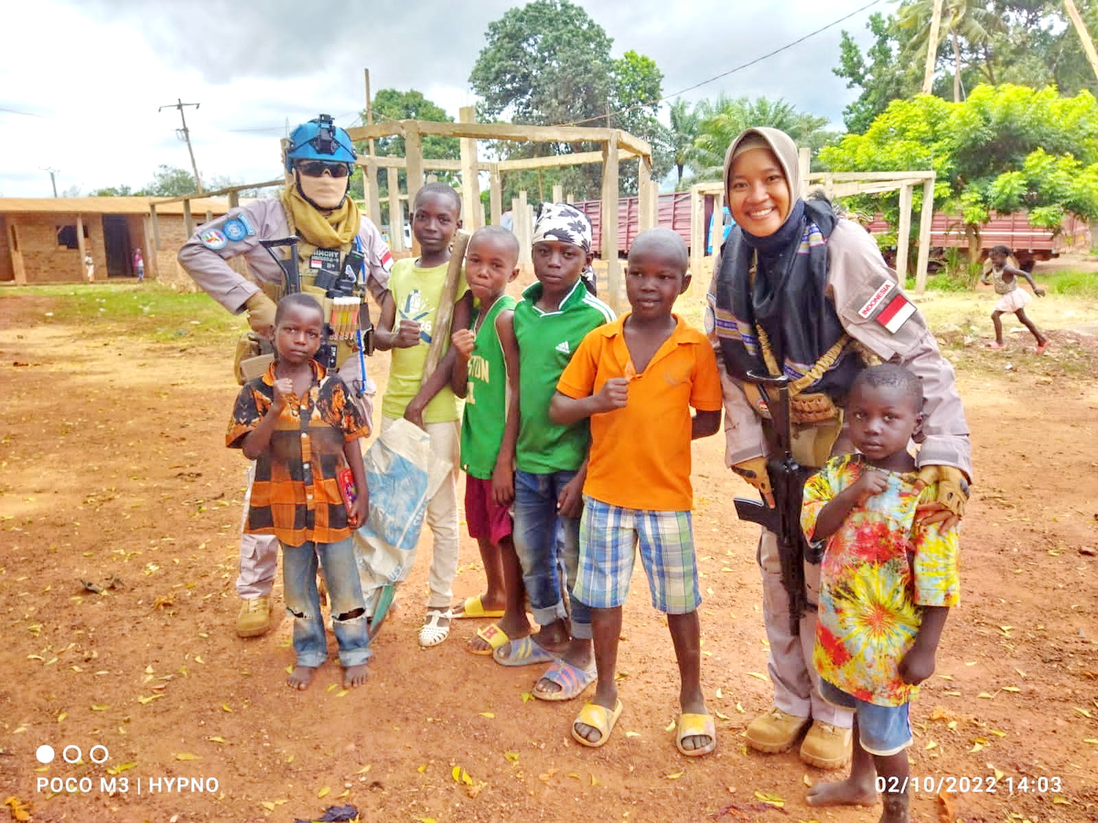 CINTA ANAK: Briptu Navynda Sherly Fatikasari dan rekannya foto bareng anak-anak di Afrika pada 2022.