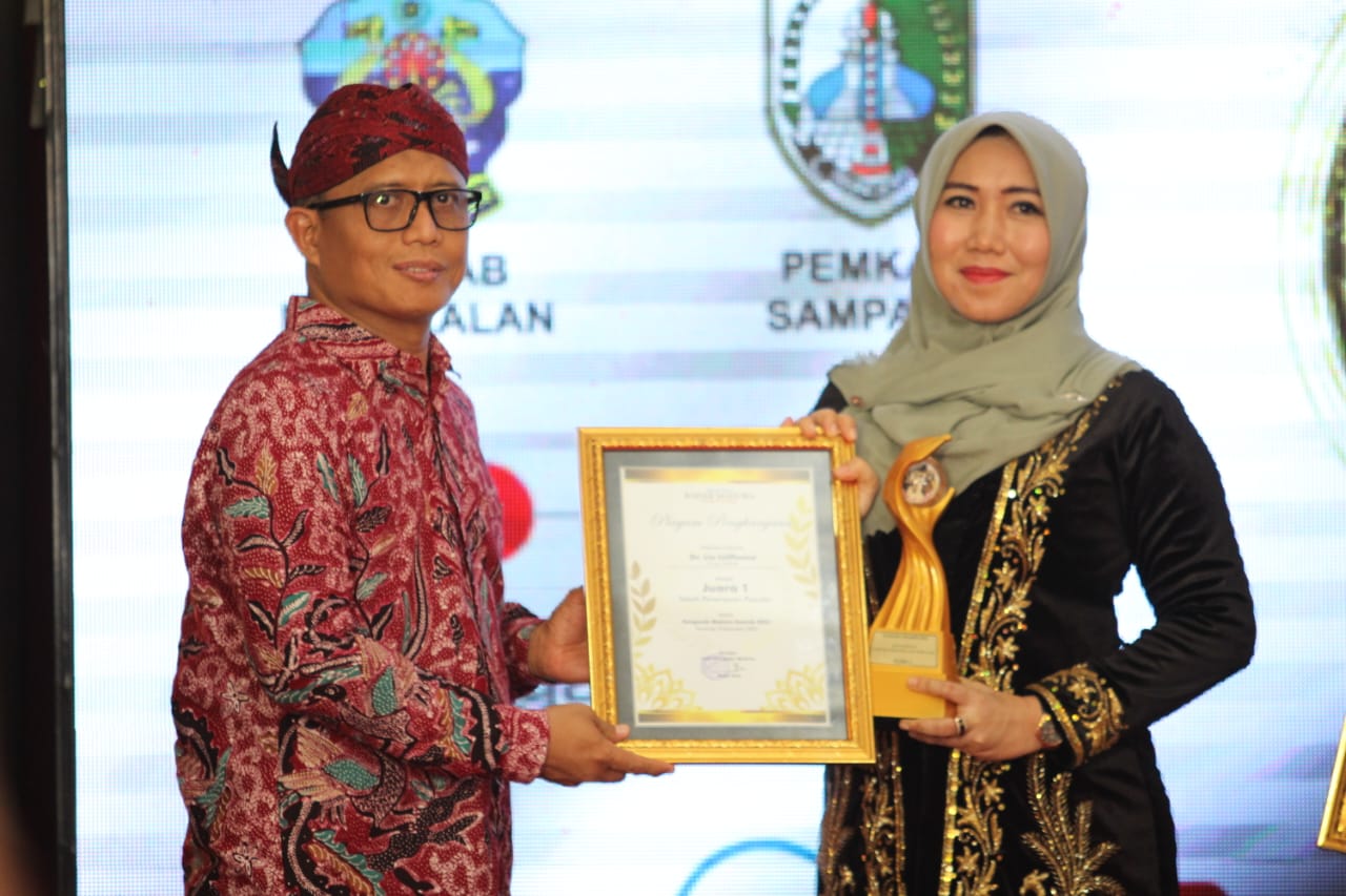 Dr. Lia Istifhama menerima penghargaan Tokoh Perempuan Terpopuler Madura Awards 2023.
