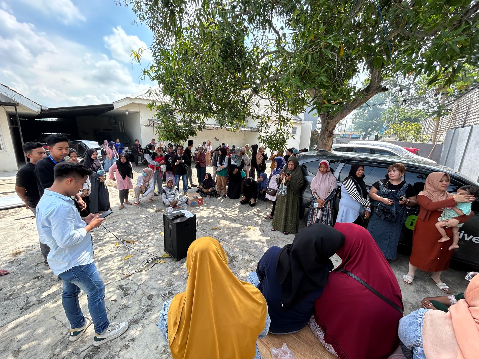 ANTUSIAS: Peserta bazar takjil mengikuti tehnichal meeting di halaman kantor JPRM, Jalan Soekarno-Hatta Nomor 99, Desa Bilaporah, Kecamatan Socah, Bangkalan, Jumat (8/3).