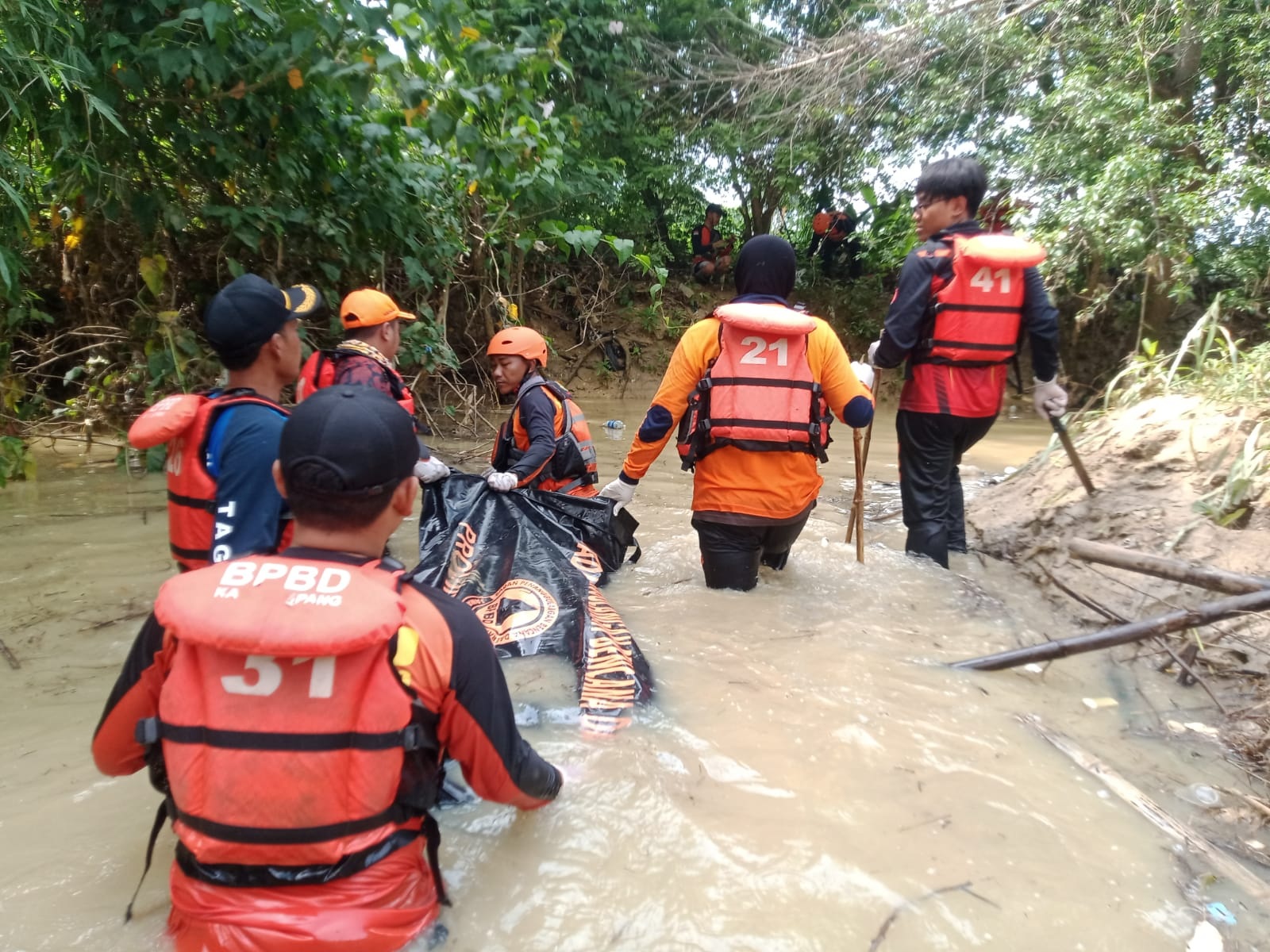 DIEVAKUASI: Tim gabungan mengevakuasi korban dari tempat kejadian perkara di Dusun Demam, Desa Dharma Tanjung, Kecamatan Camplong, Sampang, Jumat (8/3). (BPBD SAMPANG UNTUK JPRM)