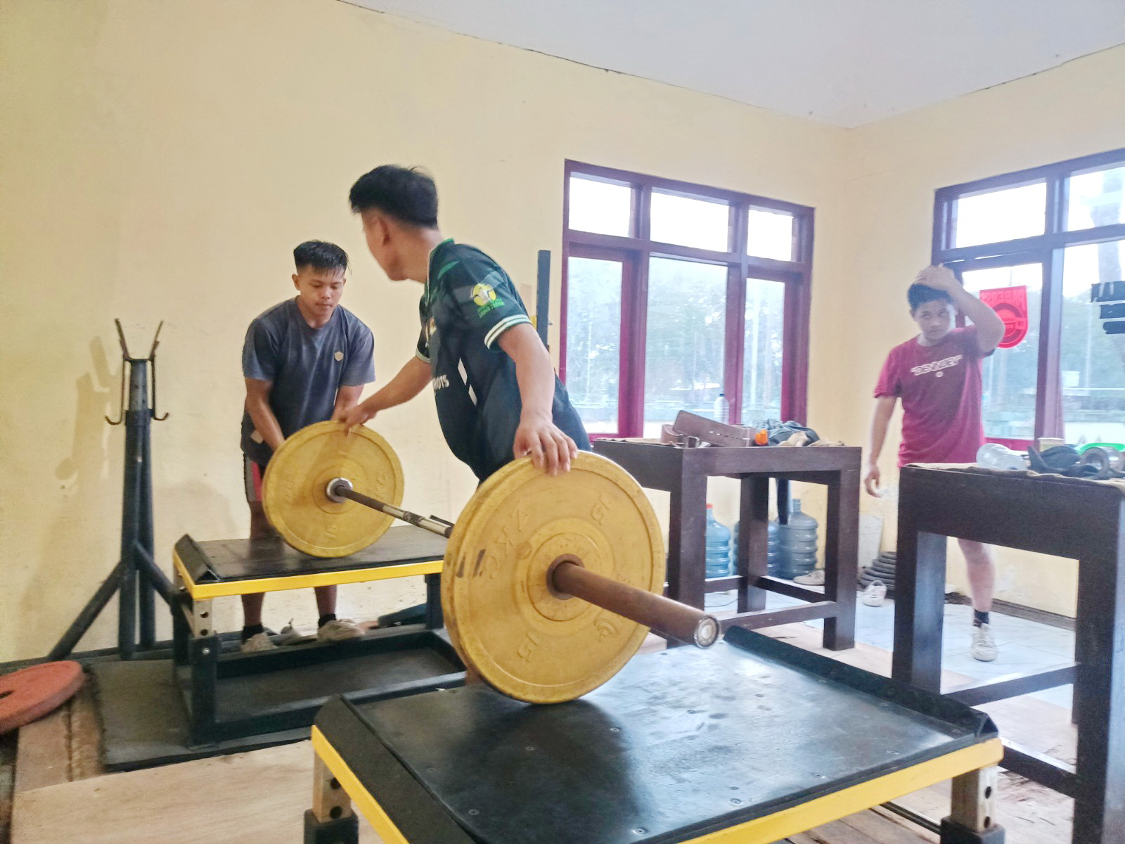 FOKUS: Atlet PABSI Sumenep melakukan latihan rutin untuk persiapan kejuaraan di Desa Pabian, Kecamatan Kota Sumenep, pada akhir 2023. (MOH. IQBAL/JPRM)