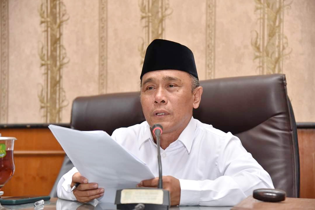 KARISMATIK: Ketua Bapemperda DPRD Sumenep Juhari saat ditemui di ruang kerjanya. (DPRD SUMENEP UNTUK JPRM)
