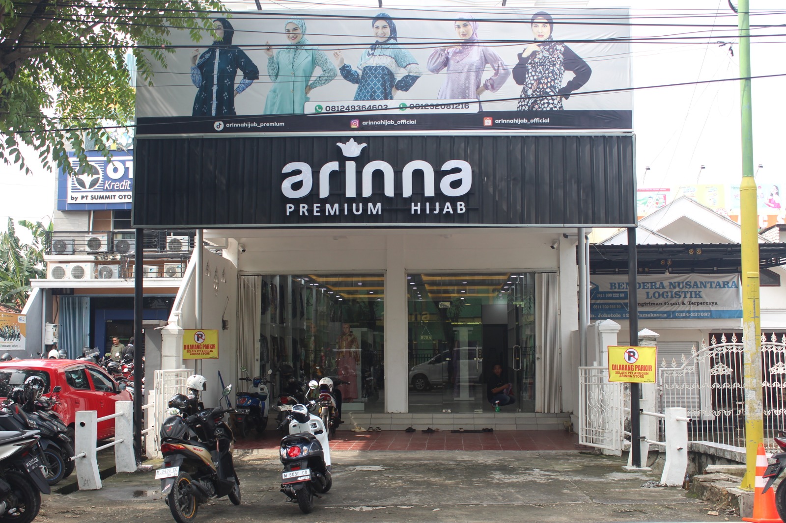 TERJANGKAU: Store Arinna Premium Hijab Pamekasan yang berlokasi di Jalan Raya Jokotole Murleke, Kelurahan Barurambat Timur, Kecamatan Pademawu, siap menyambut pelanggan, Jumat (8/3).