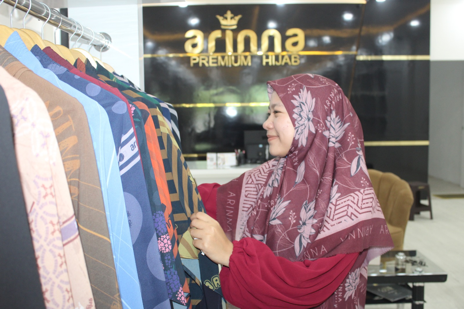 KAYA PILIHAN: Karyawan Arinna Premium Hijab store Pamekasan mengecek produk yang terpajang pada Jumat (8/3). (MUHAMAD ERWIN MAULIDIN M/JPRM)