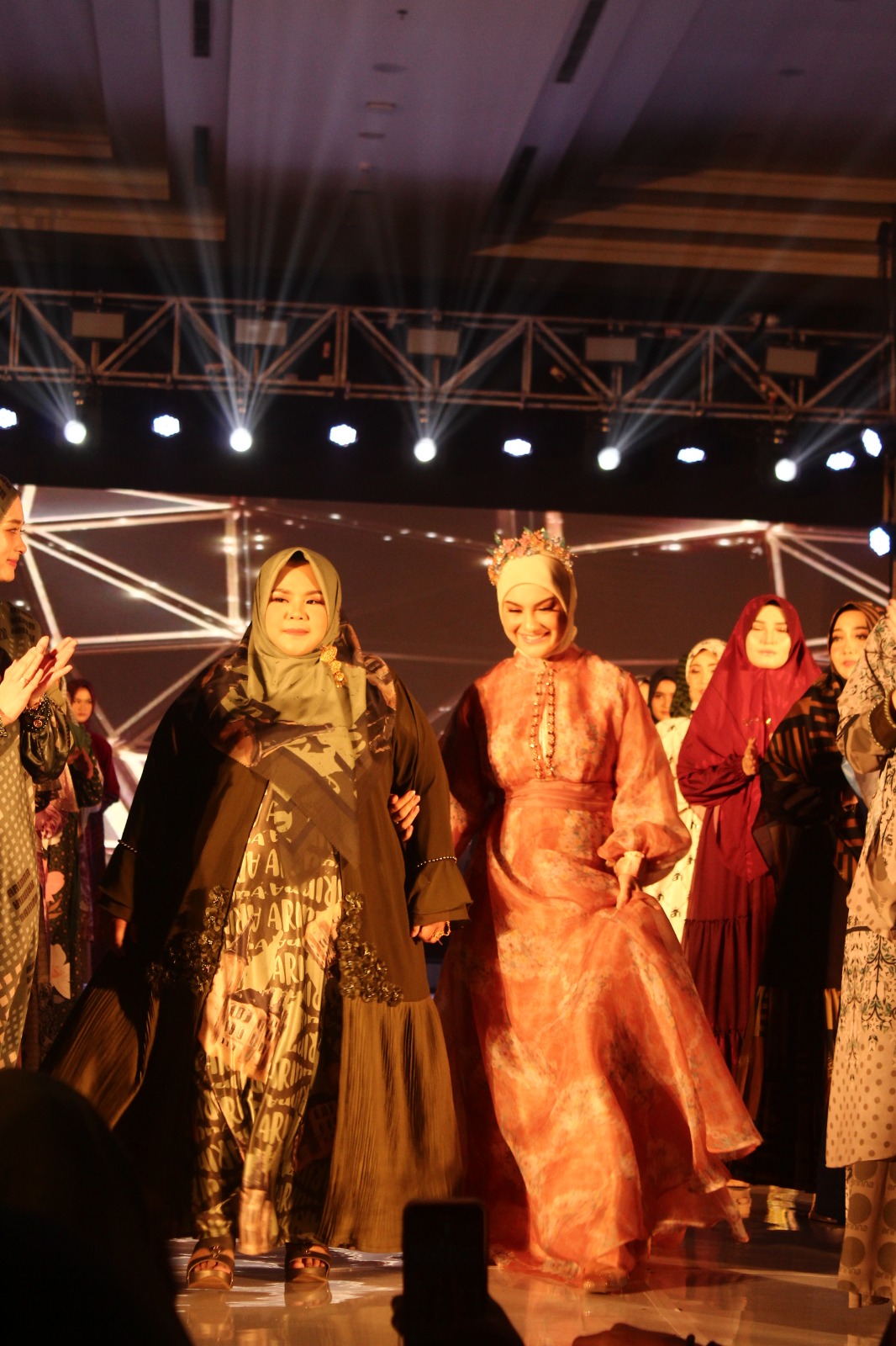 MENAWAN: Owner Arinna Premium Hijab Arinah Hidayah (kiri) bersama artis Irish Bella (kanan) saat menyapa tamu undangan di sela-sela acara Anniversary dan fashion show di Hotel Front One.