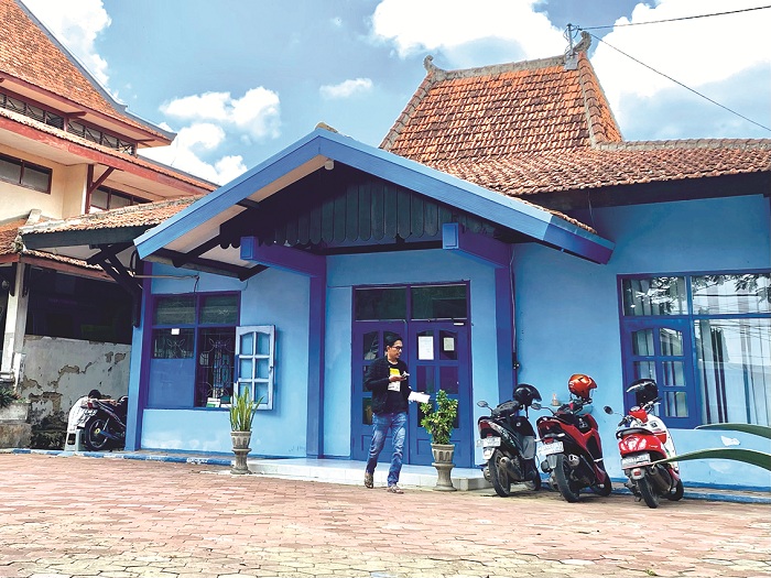 LAYANAN: Warga keluar dari kantor Perumdam Tirtajaya Pamekasan, Jumat (8/3). (MOH. IQBAL AFGANI/JPRM)