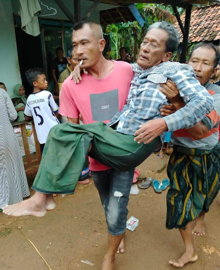 TERTOLONG: Moh. Sakdi, nelayan asal Ambunten, dievakuasi ke Pustu Timur Jangjang, Kecamatan Kangayan, Pulau Kangean, Sumenep, kemarin. (NURULLAH UNTUK JPRM)