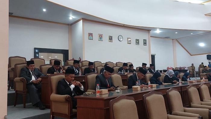 RESMI: Pegawai di lingkungan Pemkab Sampang mengikuti kegiatan sidang paripurna di kantor DPRD Sampang Senin (22/1). (JUNAIDI PONDIYANTO/JPRM)