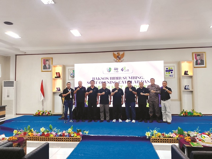 BERSINERGI: Pj Bupati Sampang Rudi Arifiyanto (tengah) didampingi Direktur RSMZ Sampang Agus Akhmadi berfoto bersama Forkopimda Sampang saat launching Cath Lab RSMZ Sampang, Jumat (8/3).