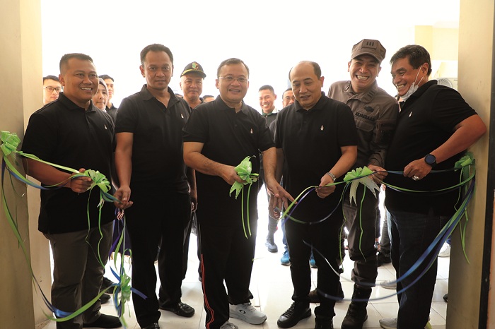 SEMRINGAH: Pj Bupati Sampang Rudi Arifiyanto (pegang gunting) didampingi forkpimda dan Direktur RSMZ Sampang Agus Akhmadi (kanan) memotong pita saat launching Cath Lab RSMZ Sampang, Jumat (8/3).