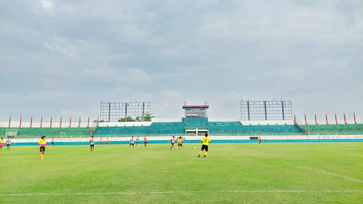 HARAPAN MASA DEPAN: Pemain muda Perseba Bangkalan melakukan latihan bersama di SGB, Selasa (28/11). (ZEINAL ABIDIN/JPRM)