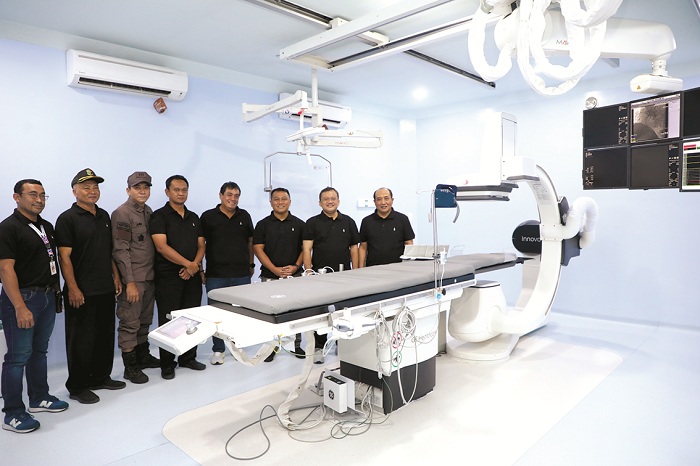 CANGGIH: Pj Bupati Rudi Arifiyanto (dua dari kanan), Direktur RSMZ Sampang Agus Akhmadi (empat dari kanan) bersama forkopimda memantau alat spesialis jantung di Cath Lab RSMZ Sampang, Jumat (8/3).