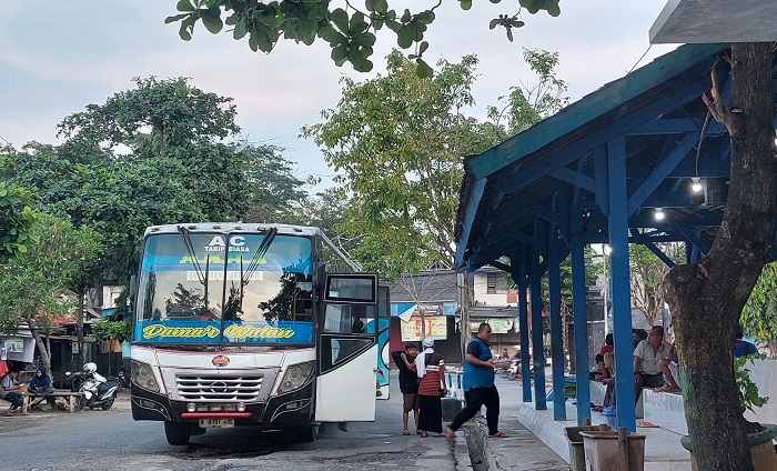 ANGKUTAN UMUM: Penumpang sedang menunggu keberangkatan bus di Terminal Trunojoyo, Sampang, Minggu (18/2). (JUNAIDI PONDIYANTO/JPRM)