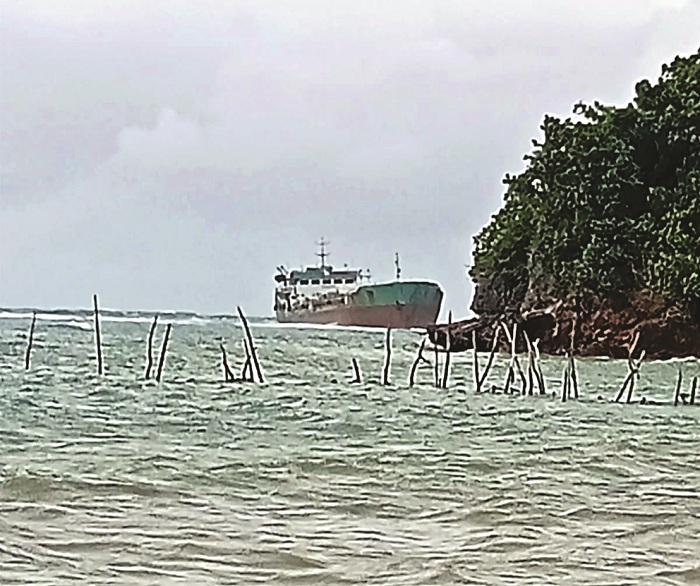 TERBAWA OMBAK: Kapal Tanker SPOB MT Seroja 3 kandas di perairan Kangean, Kecamatan Arjasa, Senin (11/3). (POLRES SUMENEP UNTUK JPRM)