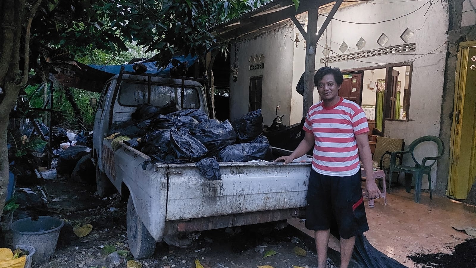 KREATIF: Agus Hendro Purnomo, 43, menunjukkan tumpukan sampah yang siap diolah di kediamannya, Desa Jungkarang, Kecamatan Jrengik, Sampang, Rabu (6/3). (JUNAIDI PONDIYANTO/JPRM)