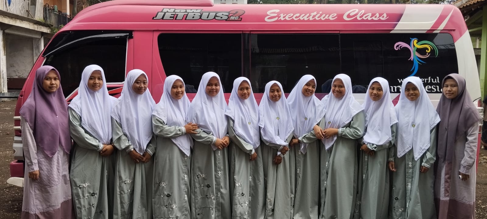 BERSEMANGAT: Santri Bustanul Ulum Bulugading Jember berfoto bersama sebelum berangkat ke Kediri, Senin (12/3). (PGMNI JATIM UNTUK JPRM)