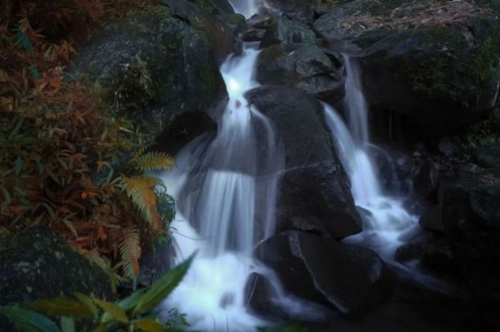 Ilustrasi Air Terjun di Mojokerto yang Menakjubkan untuk Meremajakan Jiwa Anda