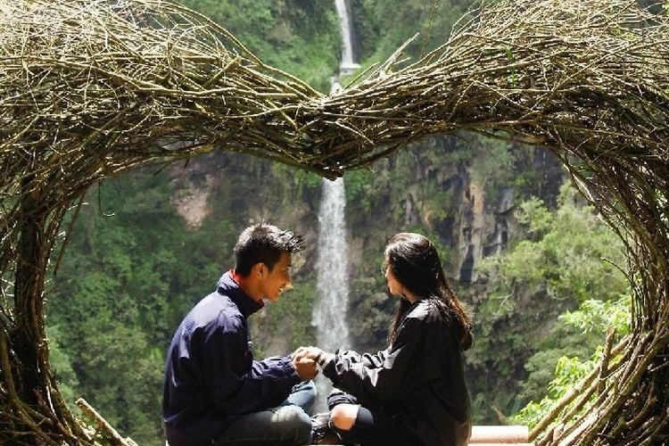 Pengunjung Romantis di Coban Kembar Watu Ondo Mojokerto