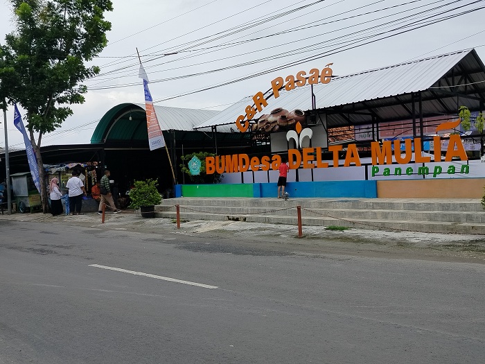 SANTAI: Warga berada di sekitar BUMDes Delta Mulia, Desa Panempan, Kecamatan Kota Pamekasan, Rabu (13/3). (LAILIYATUN NURIYAH/JPRM)