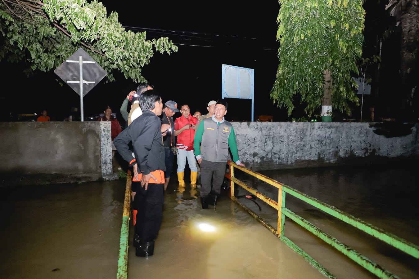 TURUN LANGSUNG: Pj Bupati Pamekasan Masrukin (kopiah hitam) meninjau langsung lokasi banjir di Kelurahan Patemon, Pamekasan, Selasa (12/3). (FORKOPIMDA UNTUK JPRM)