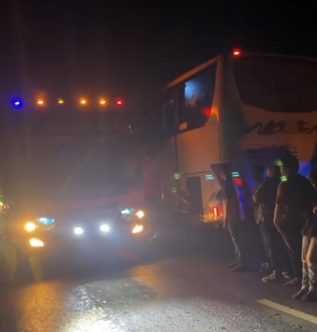 LUMPUH: Kendaraan berbagai jenis terjebak kemacetan karena banjir di jalan nasional Kecamatan Jrengik, Sampang, Selasa (12/3) malam. (Fathorrahman/RadarMadura.id)