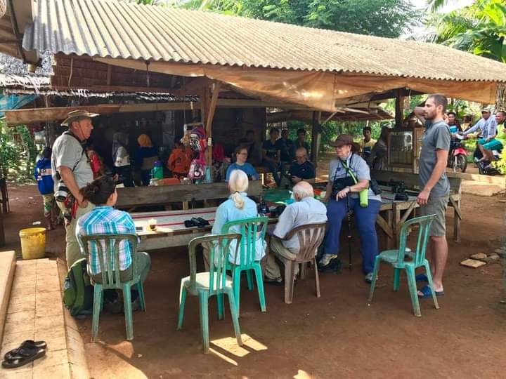 Wisatawan Asing Sedang Bersantai dan Menikmati Kuliner di Pulau Masakambing