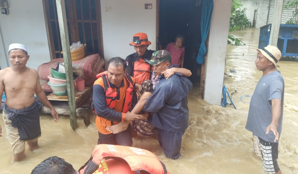 DiBOPOH: Tim BPBD Kabupaten Sampang mengevakuasi warga yang terdampak banjir, hingga saat ini banjir masih belum surut.
